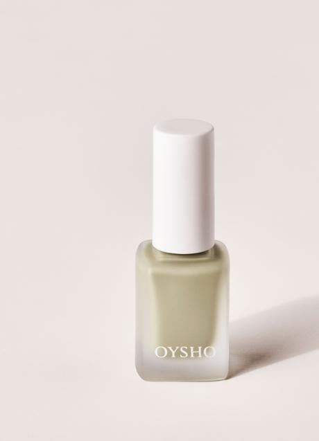 Esmalte de uñas en color verde de Oysho. Foto: Oysho.