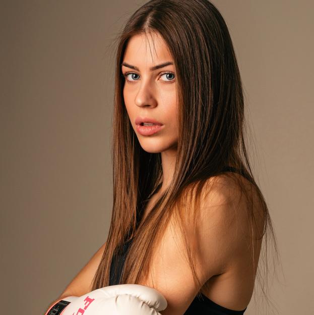 Mujer con guantes de boxeo