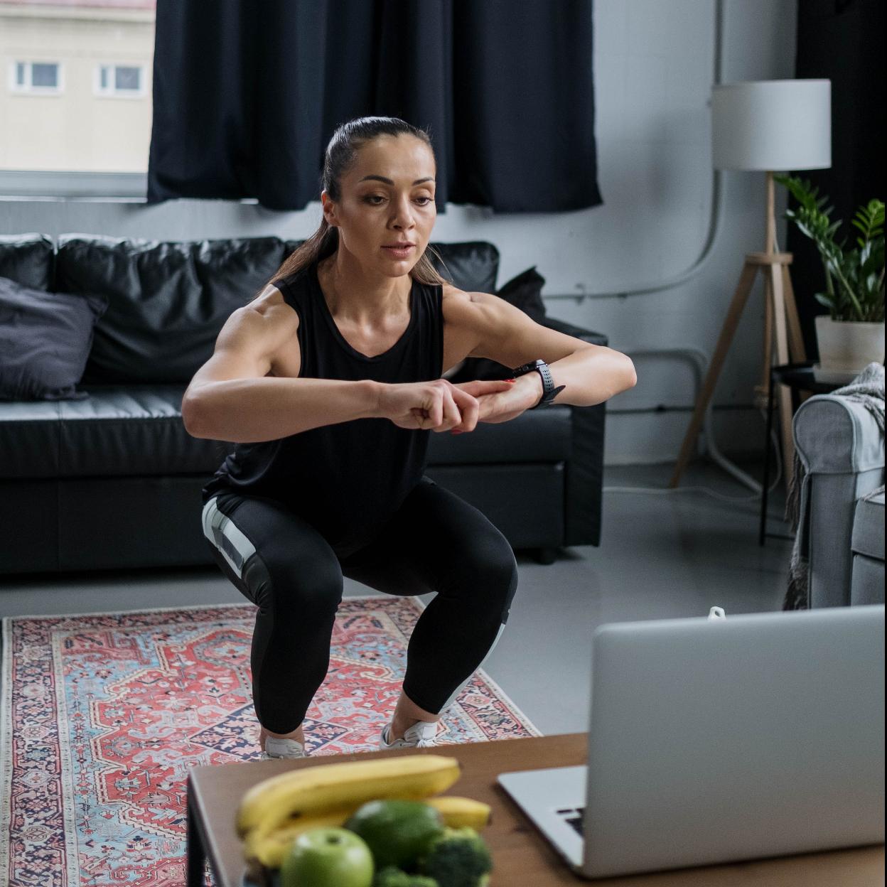 Mujer haciendo sentadillas/pexels