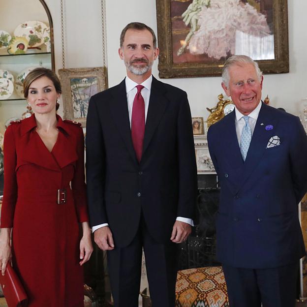 Carlos III con la reina Letizia y Felipe VI. 