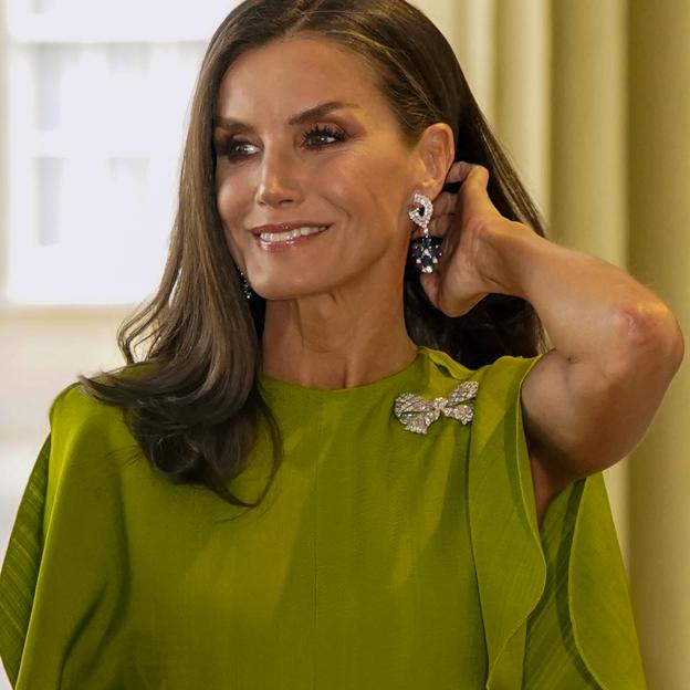 La reina Letizia deslumbró en la recepción previa a la coronación de Carlos III. 