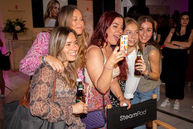 Los mejores momentos del Mujerhoy Fest en fotos: chicas haciendose un selfie en el stand de L'Oreal Professionnel