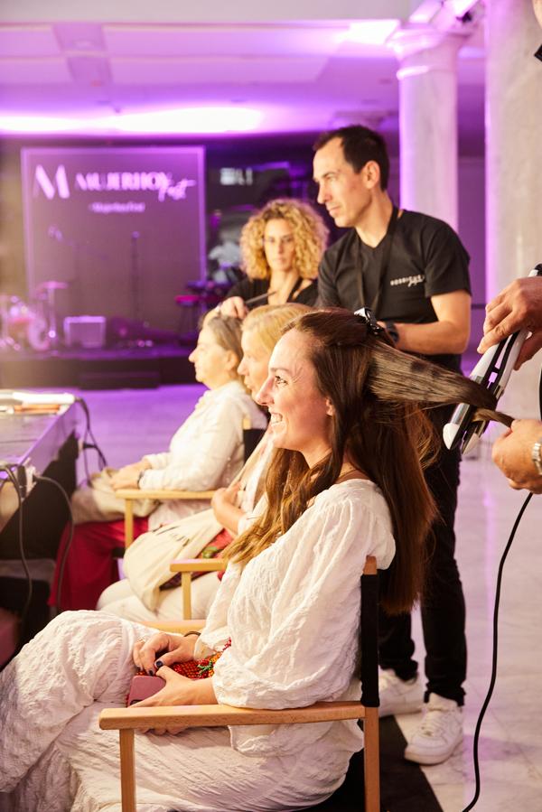 Los mejores momentos del Mujerhoy Fest en fotos: mujeres peinándose en el stand de L'Oreal Professionnel