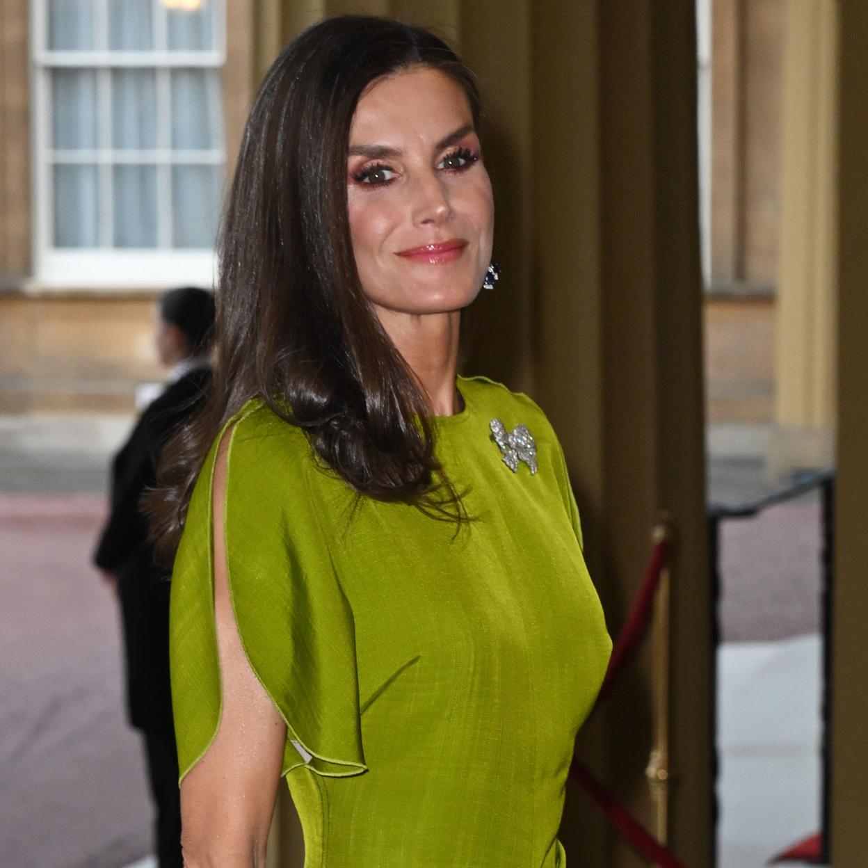 La reina Letizia, a su llegada a la recepción en Buckingham Palace, previa a la coronación de Carlos III. /GTRES