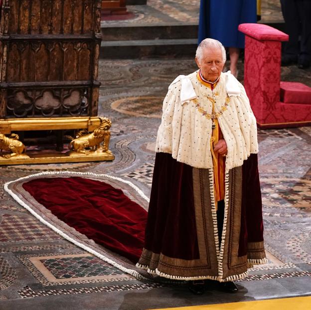 El look elegante y sostenible de Carlos III para su Coronación: icono de estilo masculino con piezas recicladas