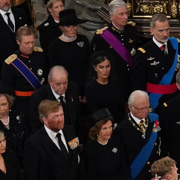 Durante el funeral de Isabel II, las cámaras recogieron perfectamente la disposición de los invitados reales en la abadía de Westminster. 