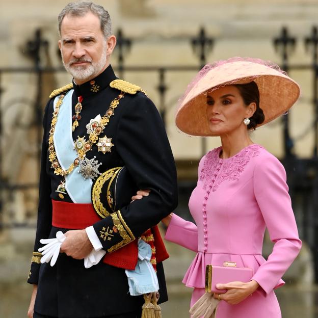 La reina Letizia, espectacular de rosa y con pamela en la Coronación de Carlos III: todos los detalles de su elegante look