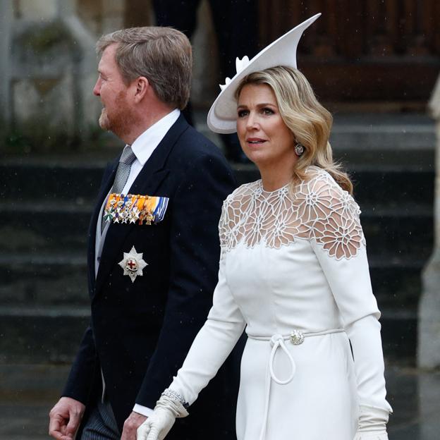 Máxima de Holanda hace la competencia a la reina Letizia con un total look blanco muy elegante