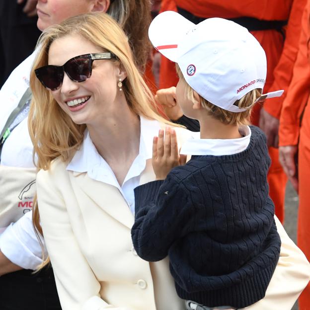 Beatrice Borromeo y el look de básicos más elegante de la primavera: blazer que estiliza y zapatos cómodos