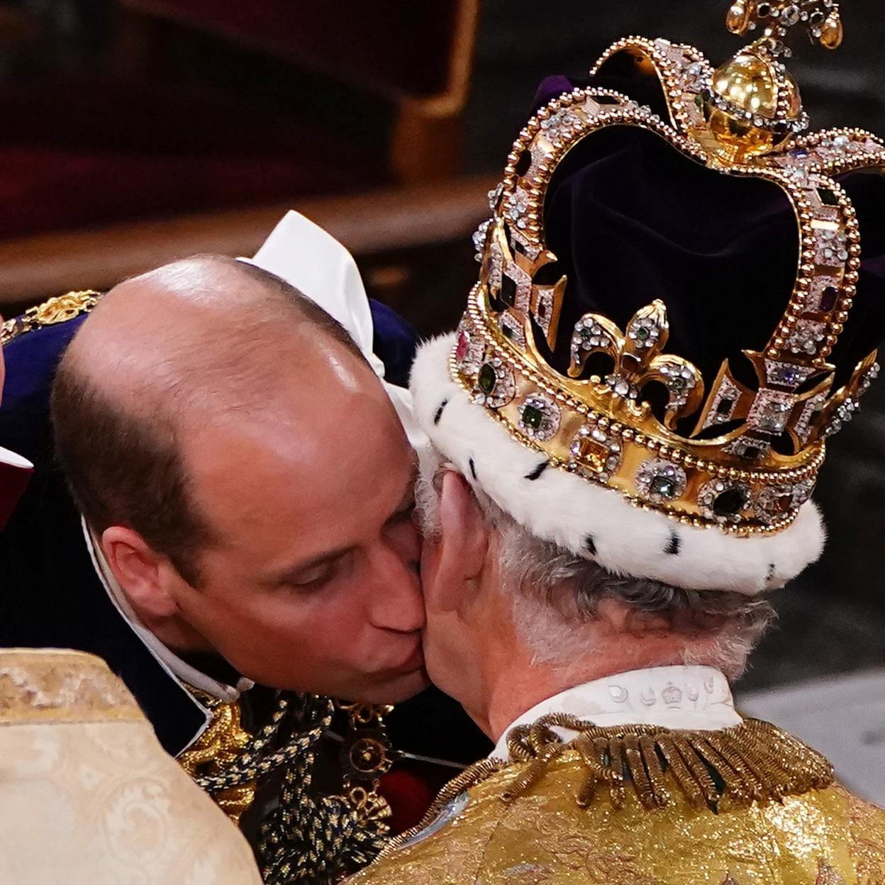 El príncipe Guillermo besa a su padre, el rey Carlos III tras su coronación /gtres