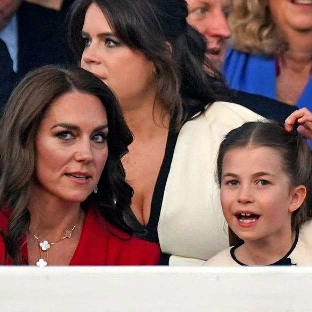 Kate Middleton y la princesa de Charlotte en el concierto.