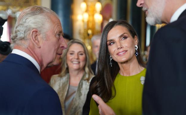 La reina Letizia, con Carlos II y Felipe VI en la recepción previa a la Coronación.