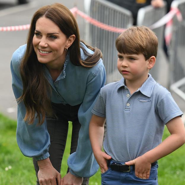 Los botines cómodos que ha llevado Kate Middleton están en Decathlon: ficha su look informal con camisa vaquera