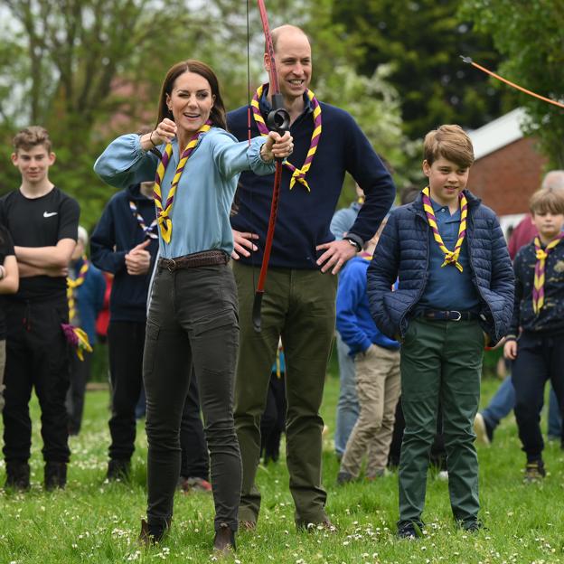 Kate Middleton haciendo tiro con arco.