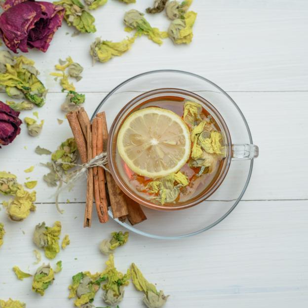 Taza de infusión de equinácea y limón. 