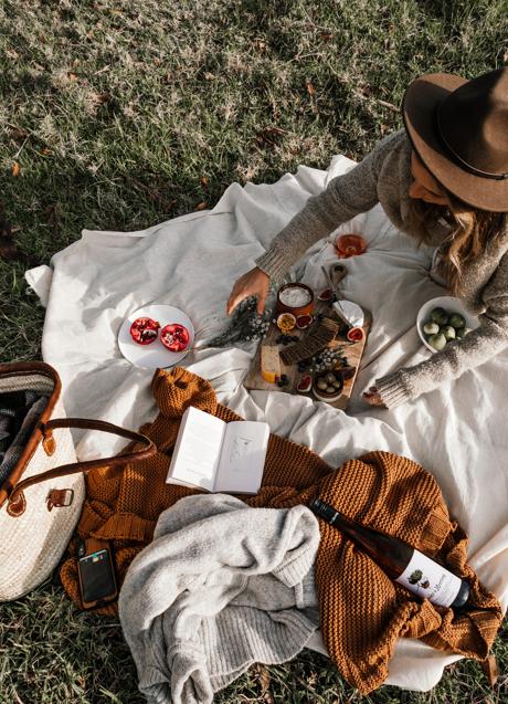 Mujer en un picnic/PEXELS