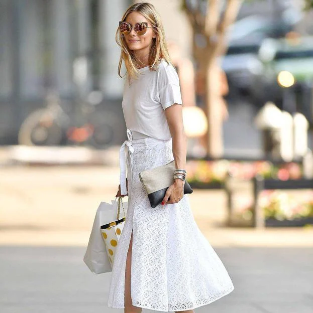 Las faldas blancas bordadas son el básico esencial de este verano: así se llevan las más elegantes