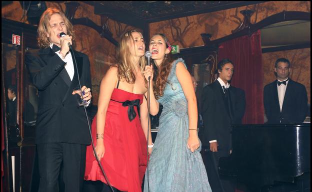 Andrea Casiraghi Elizabeth Thurn und Taxis y Tatiana Santo Domingo cantando en un karaoke.