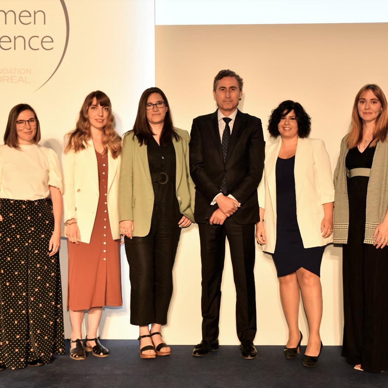 Las cinco galardonadas junto a Juan Alonso de Lomas, CEO de L'Oréal España y Portugal. /l'Oréal