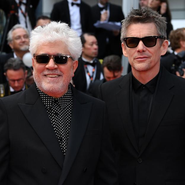 Pedro Almodóvar y Ethan Hawke posan en la alfombra roja de Cannes 2023