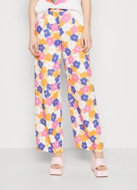 Pantalones de flores de Monki, 40 euros.