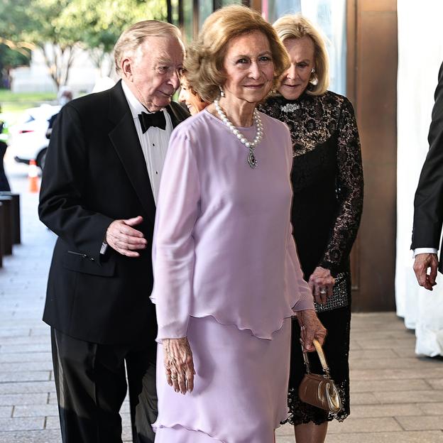 La reina Sofía sorprende con la tendencia favorita de Victoria Beckham: un vestido malva con volantes ruffle que enamora a las invitadas de día