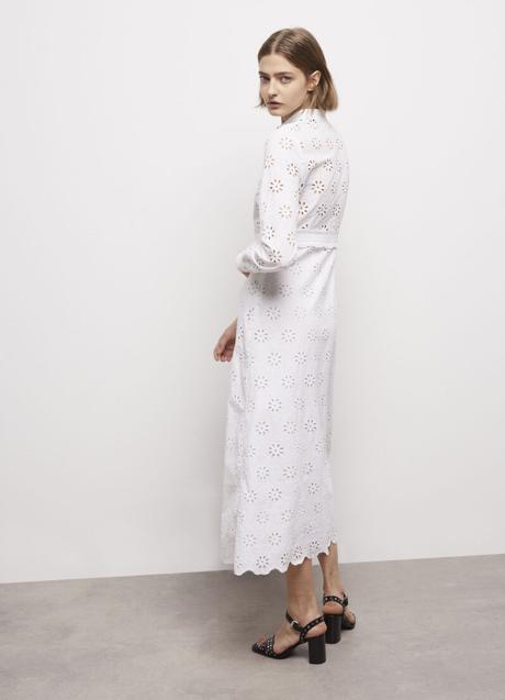 Vestido blanco troquelado de The Kooples, 295 euros.