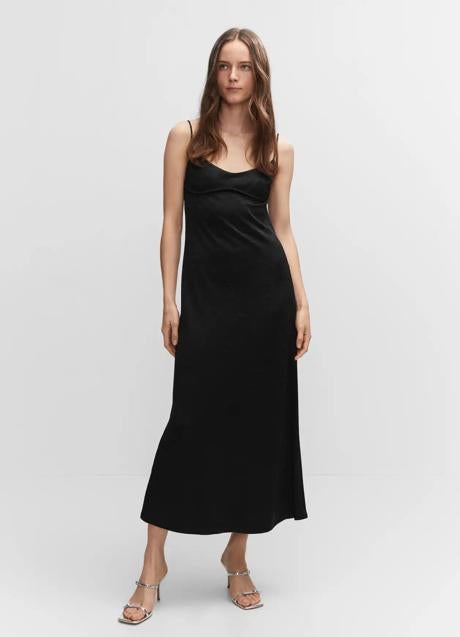 Vestido negro con la espalda al aire de Mango, 89,99 euros.