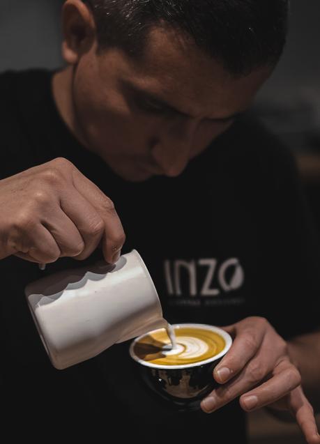 Uno de los baristas de Inzo Coffee en plena acción. /INZO