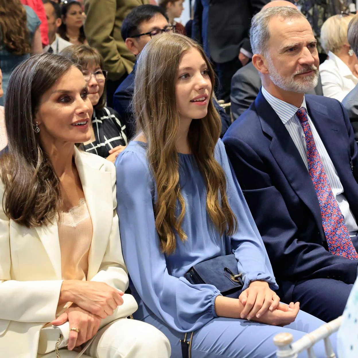 La infanta Sofía junto a la princesa Leonor y sus padres, Don Felipe y Doña Letizia, en la graduación de la Princesa de Asturias./ Casa Real/Limited Pictures