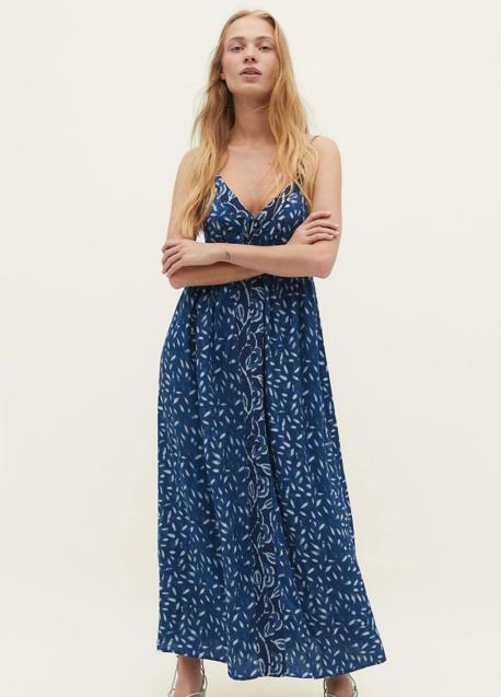 Vestido azul de Stradivarius (29,99 euros)