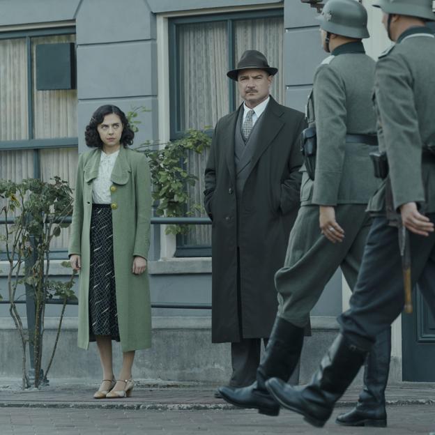 Miep Gies (Bel Powley) y Otto Frank (Liev Schreiber) al paso del ejército nazi en Amsterdam en una imagen de Una pequeña luz: Protegiendo a Anna Frank.