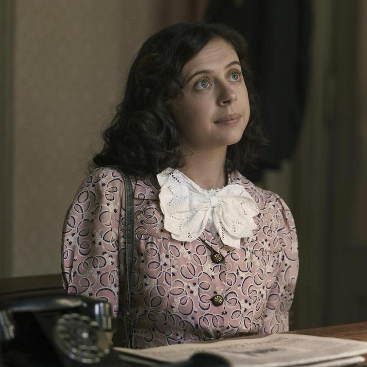 Bel Powley en un fotograma de Una pequeña luz: protegiendo a Anna Frank /disney+