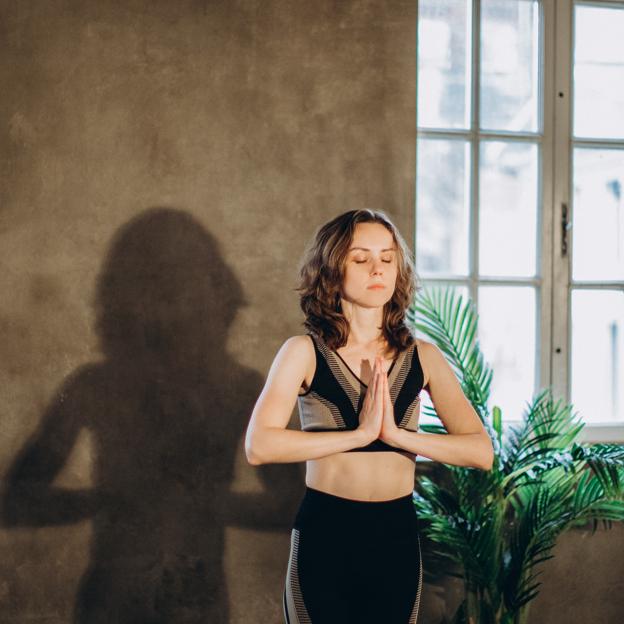 Mujer haciendo yoga