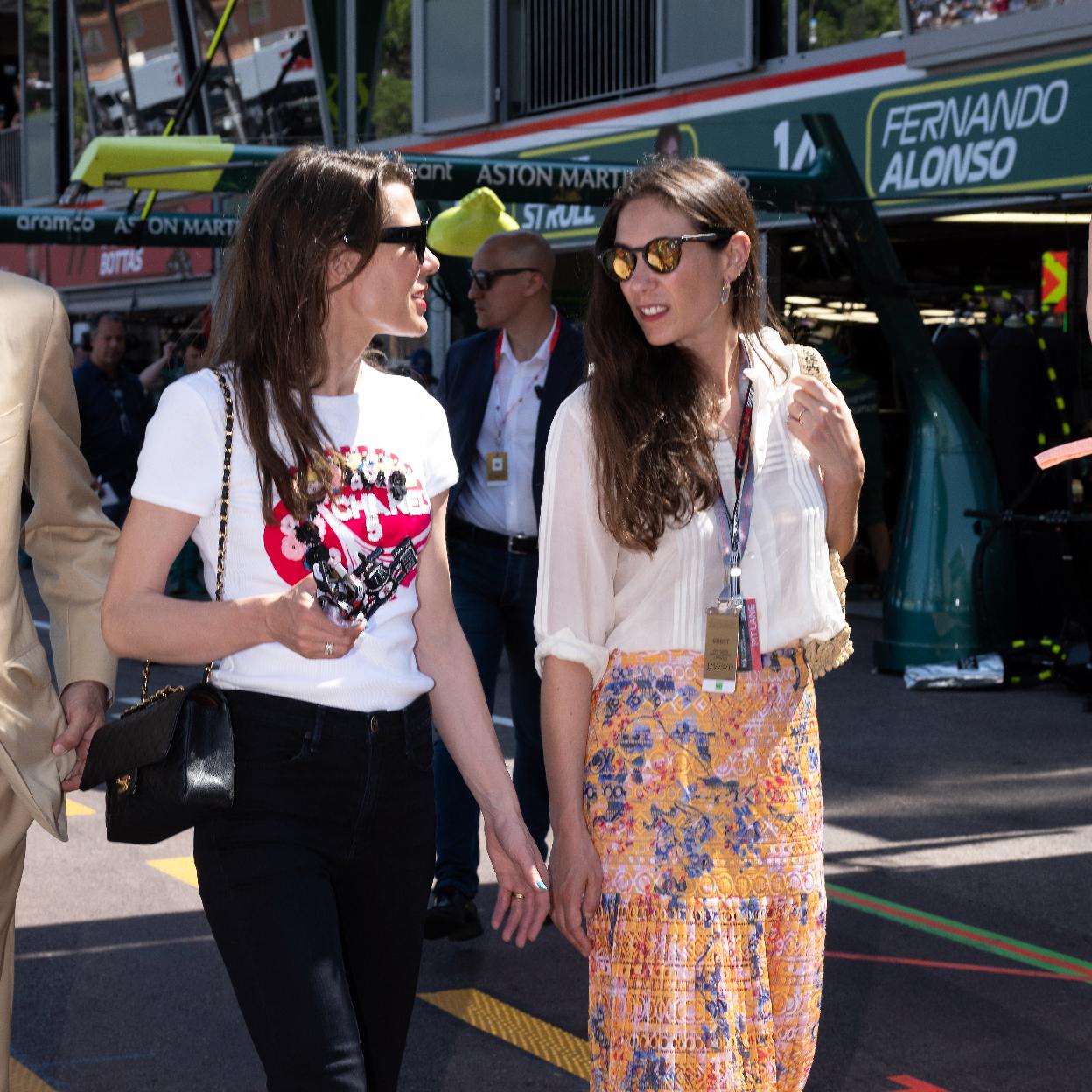 Carlota Casiraghi junto a Tatiana Santo Domingo en la
						Fórmula 1./gtres