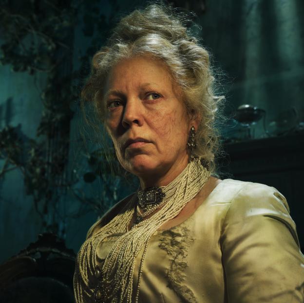 Olivia Colman como Mrs Havisham en Grandes Esperanzas.