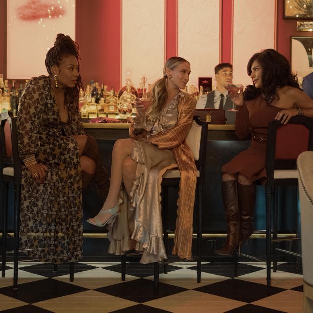 Carrie Bradshaw y sus amigas en una imagen de And just like that...