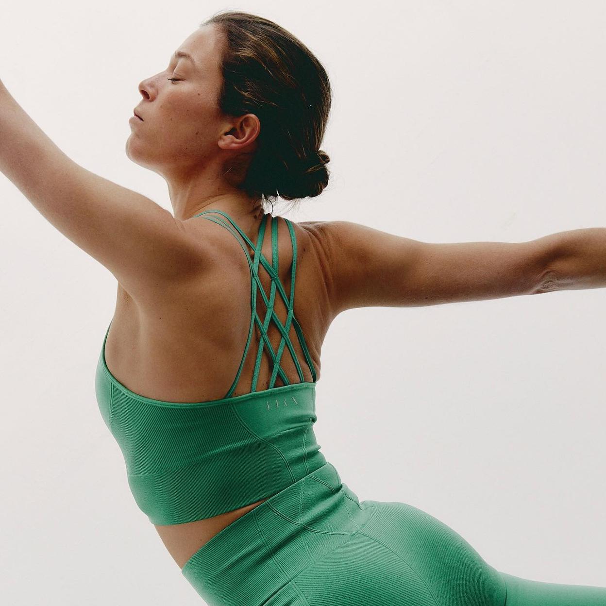 Born Living Yoga Mujer, Mejora tu Bienestar en Movimiento