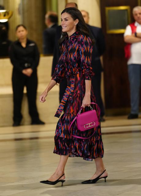 La reina Letizia con vestido camisero estampado y un bolso de Carolina Herrera. FOTO: Limited Pictures.