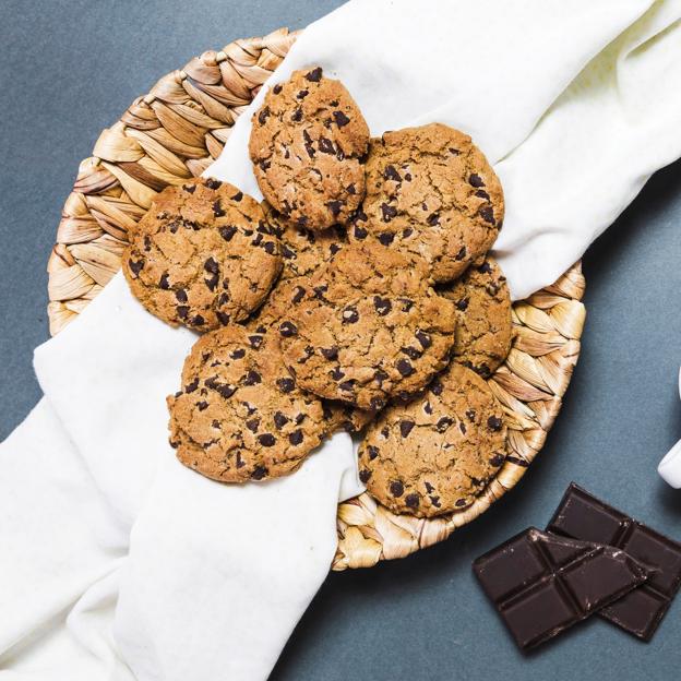 Galletas de avena, plátano y chispas de chocolate. 