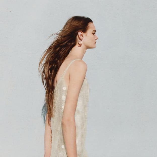 Llega a Zara la nueva versión del vestido de punto y lentejuelas viral que se agotó en cuestión de segundos