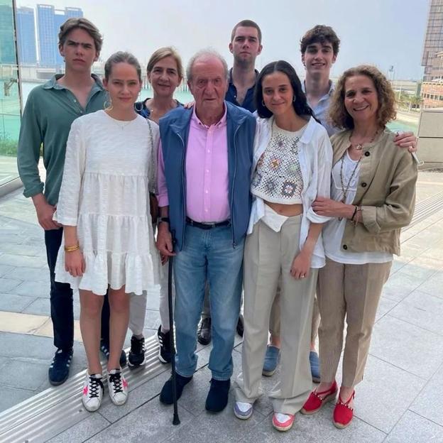 La visita de Elena, Cristina y sus hijos a Juan Carlos en Abu Dabi.