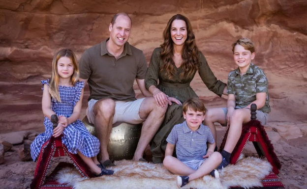 Los príncipes de Gales con sus hijos en JOrdania.