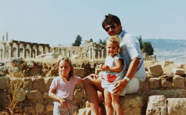 Kate Middleton junto a su padre y su hermana, Pippa, en una foto de su infancia en Jordania.