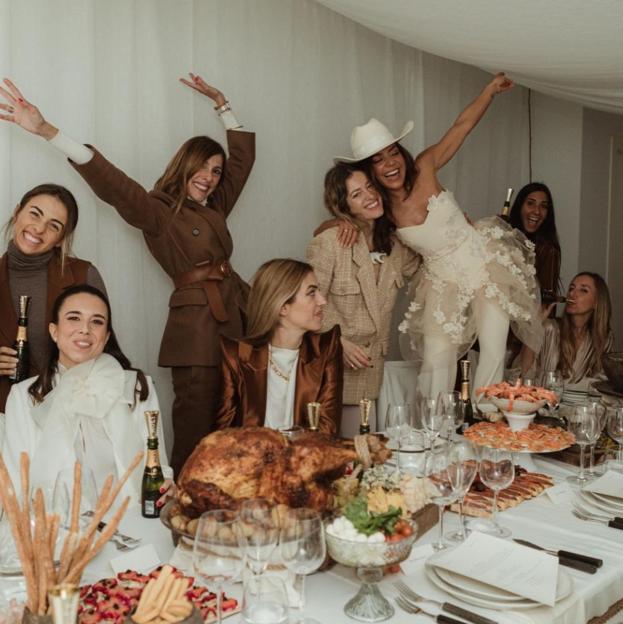 Un grupo de amigas en una comida. 