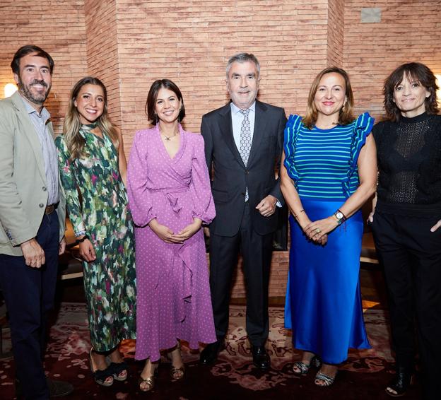 Juan Hevia-Aza, director de Marketing y Eventos de Vocento; Inés Hernández, Comunicación de Heineken España; Silvia Cabrera, responsable de Comunicación y Canales Digitales de Heineken España; Iñaki Arechabaleta Torrontegui, adjunto al consejero delegado de Vocento; Sagrario Sáez, directora de Sostenibilidad de Heineken España, y Paloma Bravo, directora general de Comunicación y Relaciones Institucionales de Vocento. 