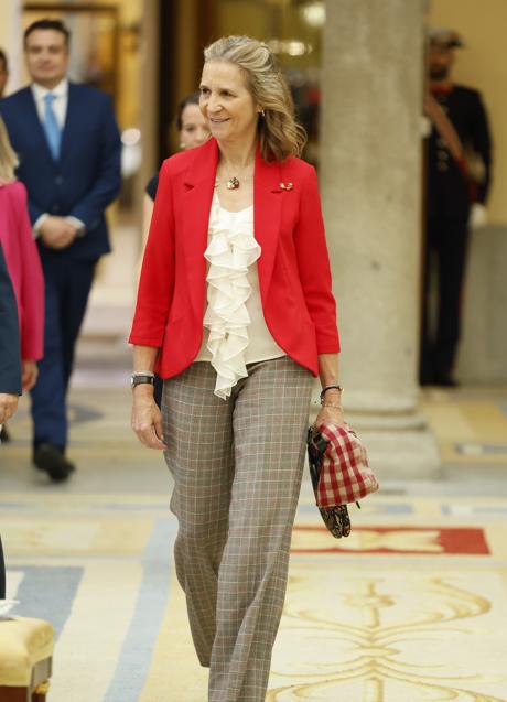 La infanta Elena con blazer de color rojo y pantalones con estampado de cuadros. Foto: Gtres.