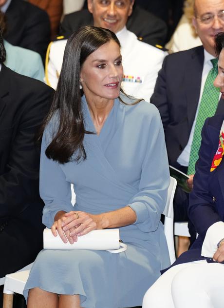 La reina Letizia ha llevado un vestido estilizador. / LIMITED PICTURES