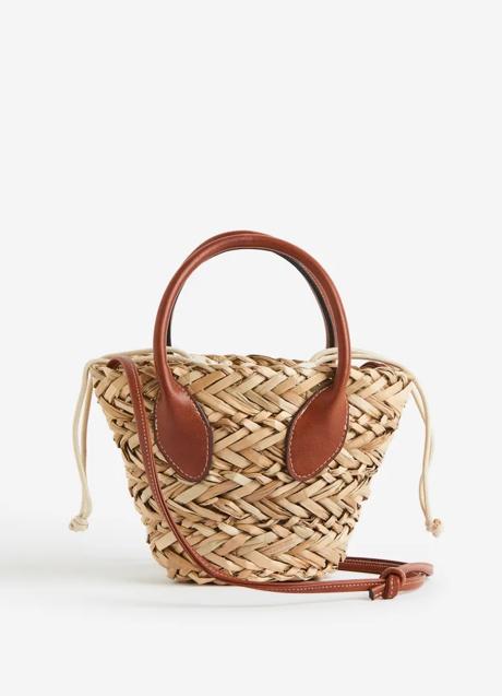 Bolso de rafia de H&M (22,99 euros)