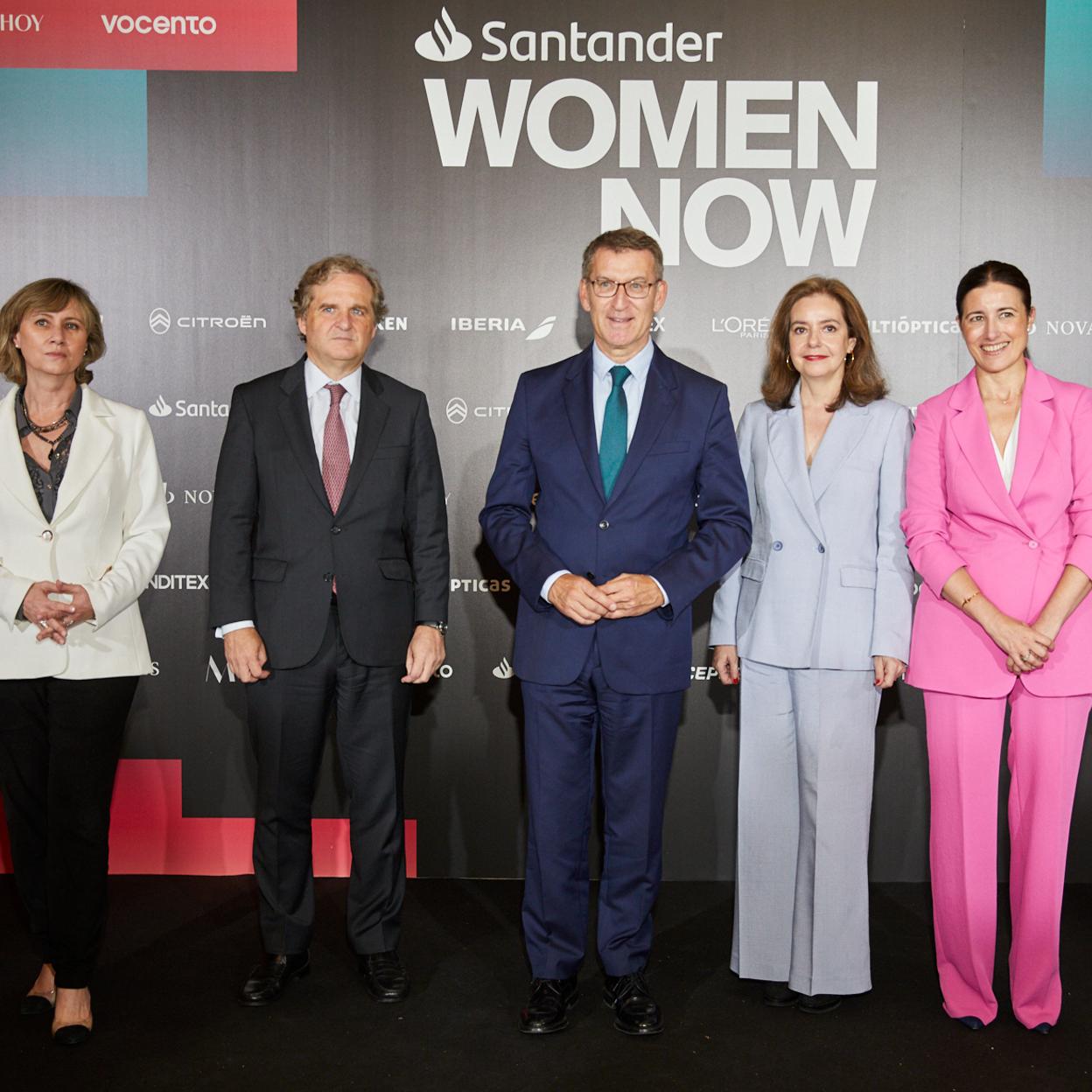 Belén Cano, Global Head of Talent Management & International Mobility Banco Santander; Alberto Núñez Feijóo, presidente del Partido Popular, en la clausura de Santander WomenNOW; Lourdes Garzón, directora de Santader WomenNOW, y Samary Fernández Feito, directora general del área de Lujo, Estilo de Vida y Revistas de Vocento. /alex rivera y jorge pinazo